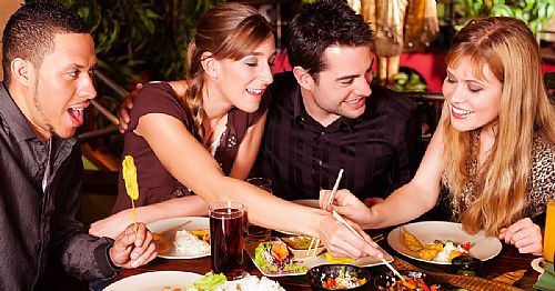 
Você está namorando há um tempão, ou então é casado ou casada, e tem o desejo 
de fazer um sexo diferente, variar o cardápio de vez em quando, ou explorar 
novas aventuras liberais com novos parceiros? Saiba que essa vontade é normal, 
tanto para homens quanto para mulheres.
O swing pode ser uma ótima ideia para temperar um relacionamento com um pouco 
de poligamia sexual. Como a falta de informação e de orientação pode prejudicar 
qualquer relação, confira algumas dicas para os casais que querem entrar no 
mundo do swing. Veja como introduzir a prática no seu casamento numa boa, para 
que os prazeres do sexo sejam compartilhad